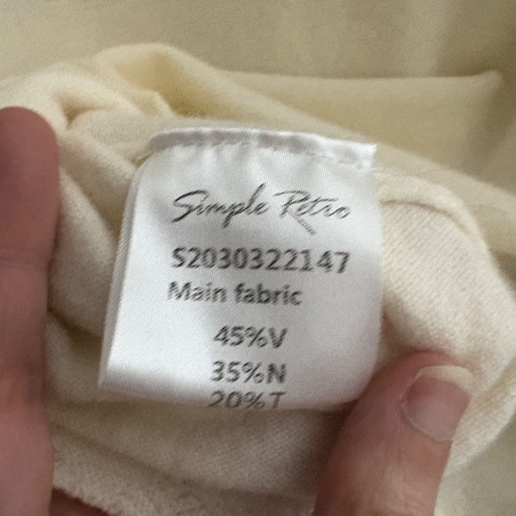 Simple Retro Ecru Embroidered Flowers Sweater, Size M - Picture 6 of 7